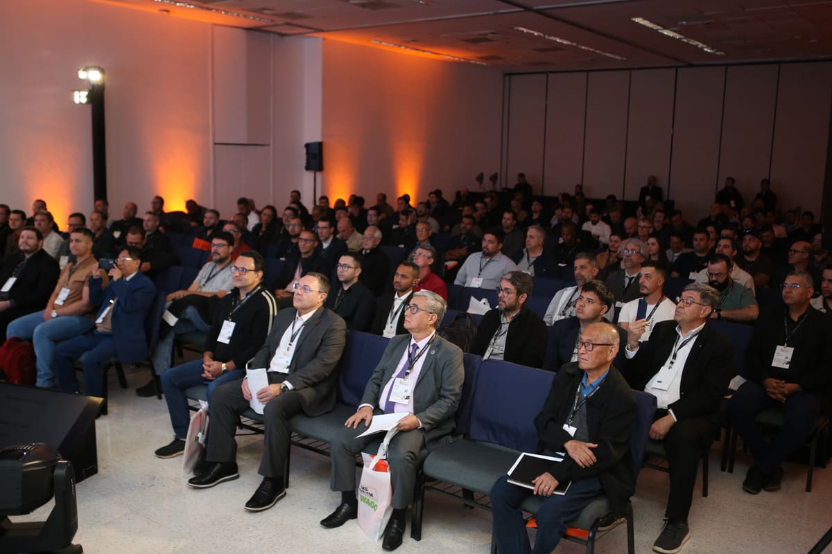 Plateia lotada assistindo ao Fórum ExpoElétrica