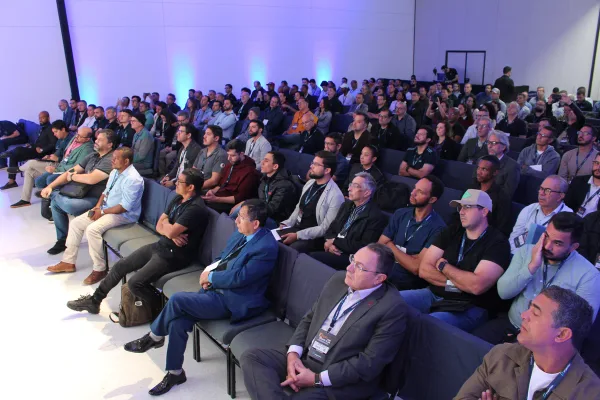 Plateia lotada no Fórum Técnico da ExpoElétrica 2026