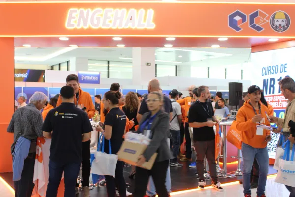 Movimento no estande de um expositor da ExpoElétrica 2026